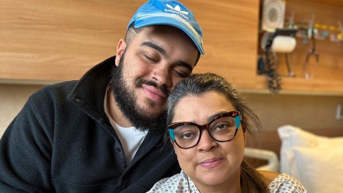Preta Gil e Francisco Gil posando juntos no hospital