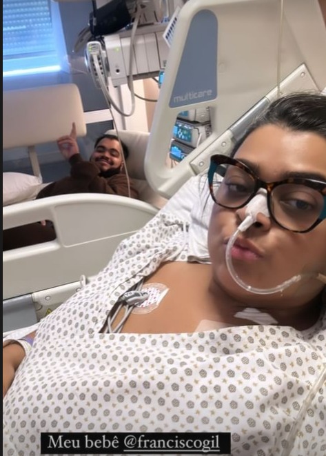 Preta Gil ao lado do filho no hospital, em trecho de uma publicação nos stories do Instagram
