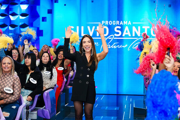 Patrícia Abravanel levanta as mãos em gravação do Programa Silvio Santos sucesso de audiência no Rio de Janeiro