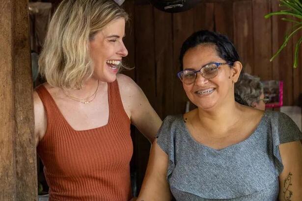 Rita Lobo com moradora da comunidade quilombola Menino Jesus, em Acará (PA) durante gravação para a TV Globo