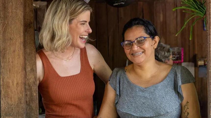 Rita Lobo com moradora da comunidade quilombola Menino Jesus, em Acará (PA) durante gravação para a TV Globo