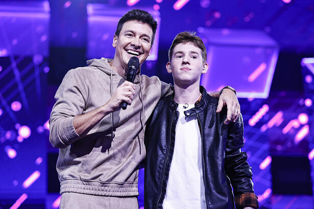 Rodrigo Faro e Cesar Augusto no palco do Canta Comigo Teen