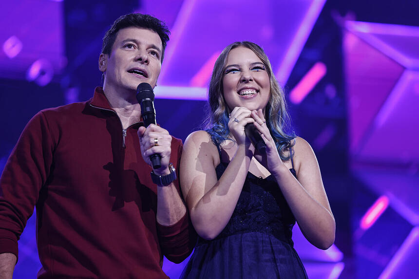 Rodrigo Faro e Gabi Scio no palco do Canta Comigo Teen