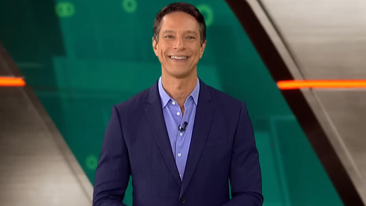 Sergio Aguiar apresentado no cenário do Domingo Espetacular