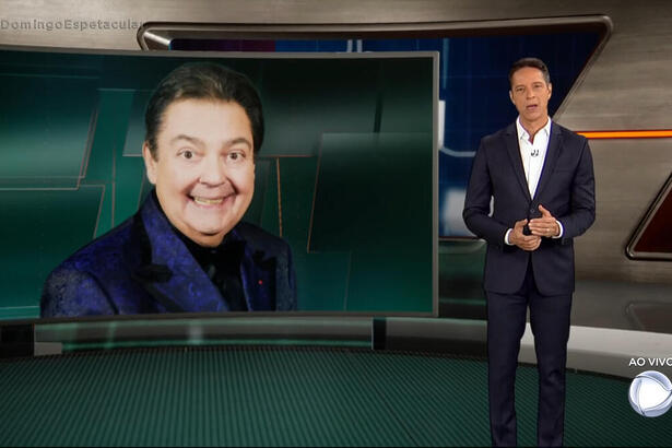 Sergio Aguiar chamando a reportagem sobre Faustão no Domingo Espetacular, com a imagem do apresentador ao fundo