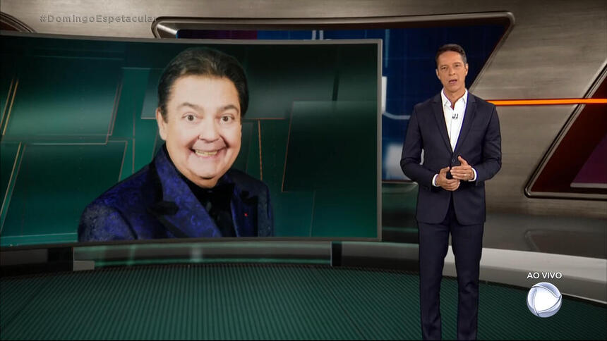 Sergio Aguiar chamando a reportagem sobre Faustão no Domingo Espetacular, com a imagem do apresentador ao fundo