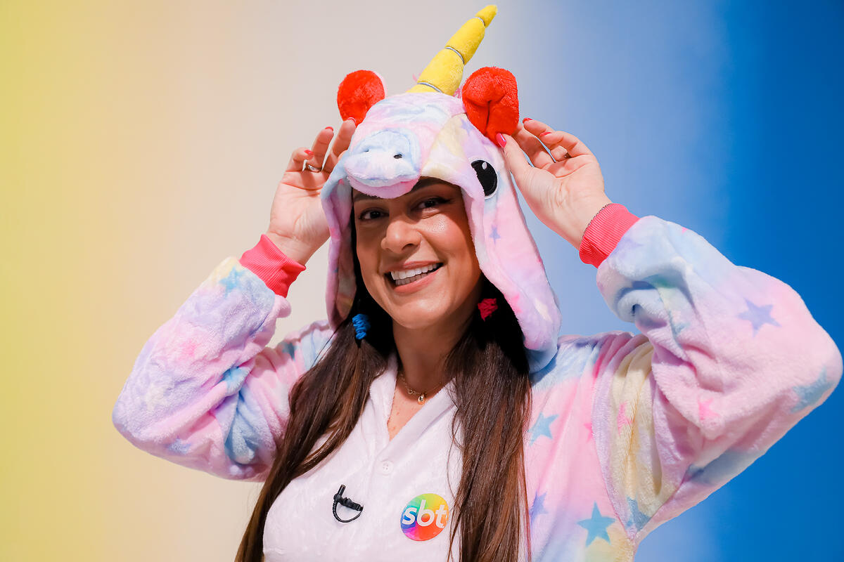 Silvia Abravanel vestida de pijama de unicórnio no Sábado Animado