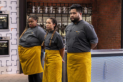 Nanda, Victoria e Henrique de avental amarelo no Teste de Fogo do Top Chef Brasil 4