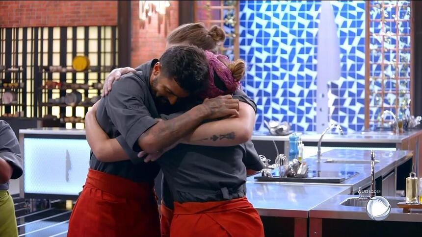 Equipe Vermelha liderada por Victória, que foi traída por Lorena. Eles se abraçam no 3° episódio do Top Chef Brasil 4