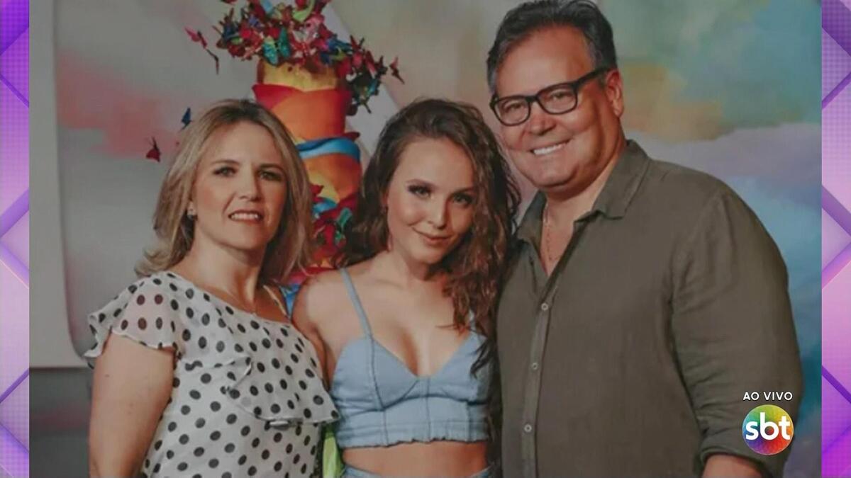 Silvana e Gilberto, pais de Larissa Manoela abraçam a atriz