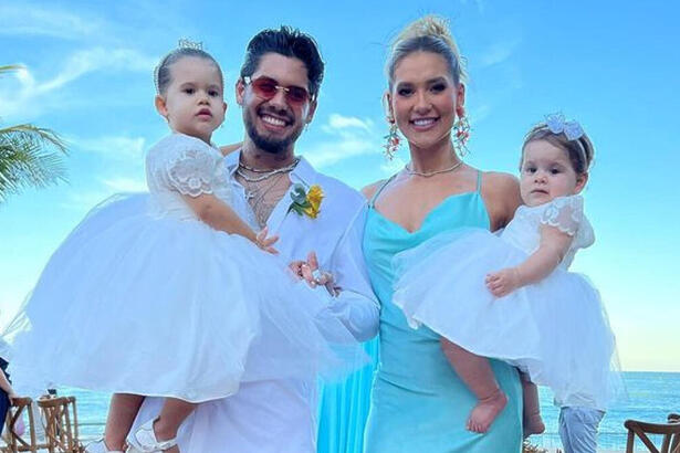 Virginia Fonseca posando ao lado de Zé Felipe e das duas filhas do casal, nos bastidores de um casamento