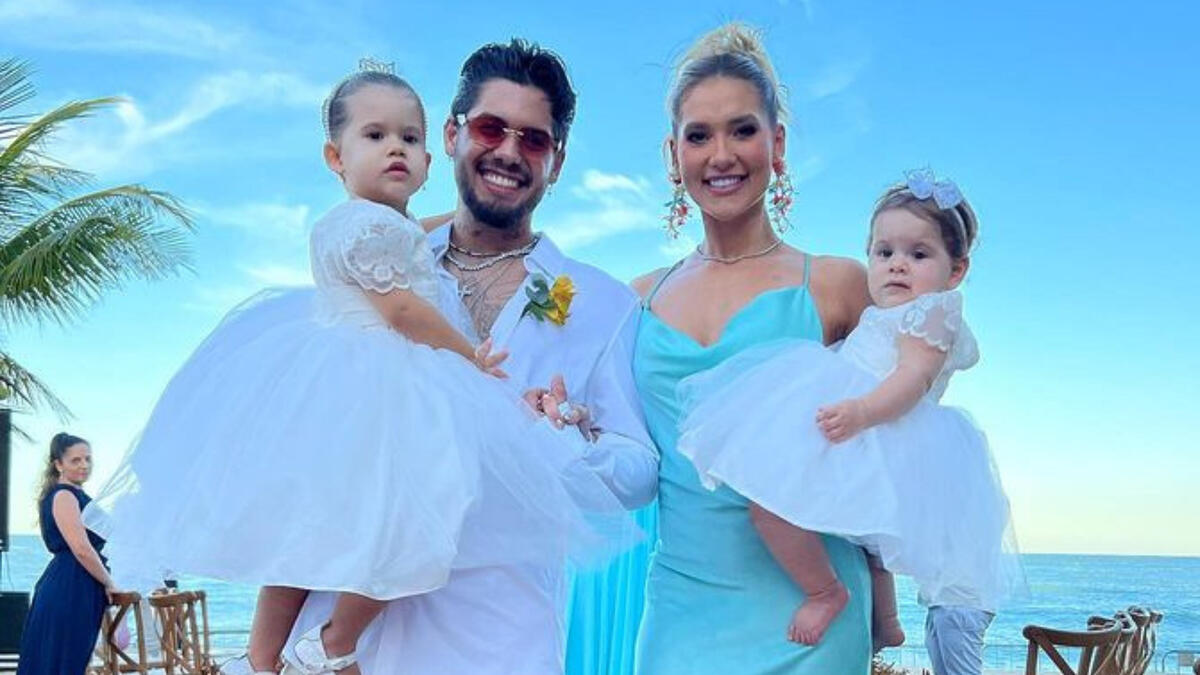 Virginia Fonseca posando ao lado de Zé Felipe e das duas filhas do casal, nos bastidores de um casamento