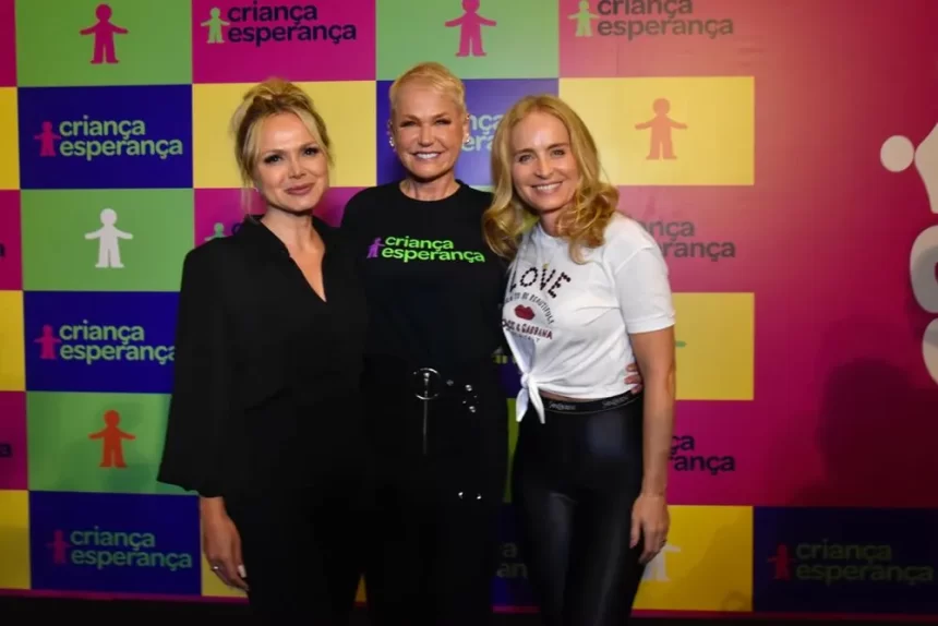 Xuxa abraçada com Angélica e Eliana nos bastidores do Criança Esperança