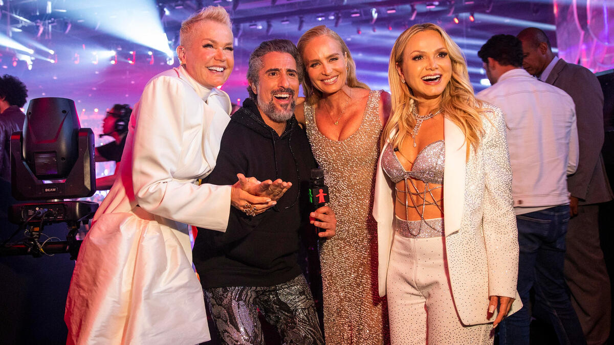 Xuxa, Mion, Angélica e Eliana posando nos bastidores do Criança Esperança