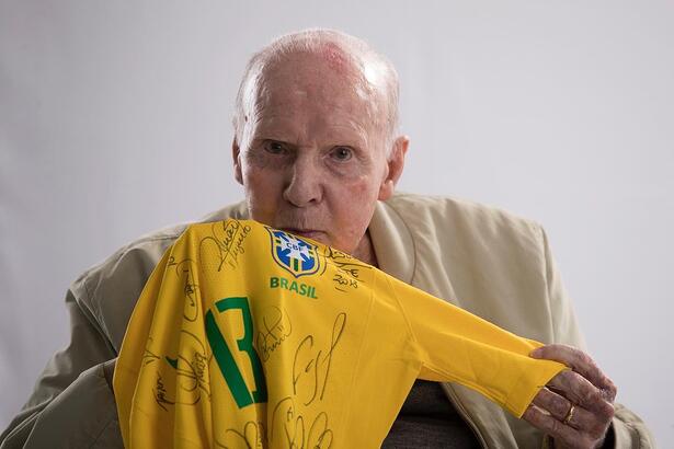 Zagallo posando beijando a camisa da Seleção Brasileira