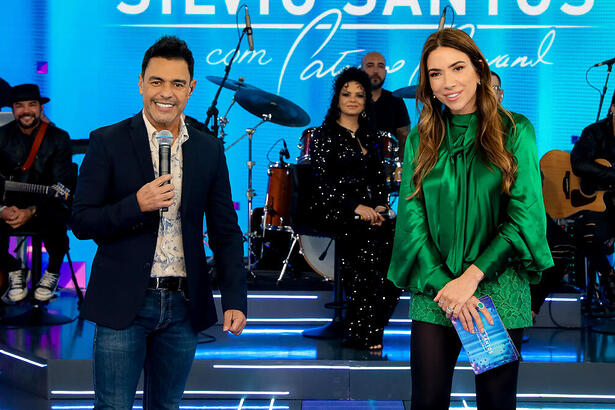 Zezé Di Camargo e Patricia Abravanel no palco do Programa Silvio Santos