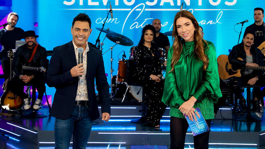 Zezé Di Camargo e Patricia Abravanel no palco do Programa Silvio Santos