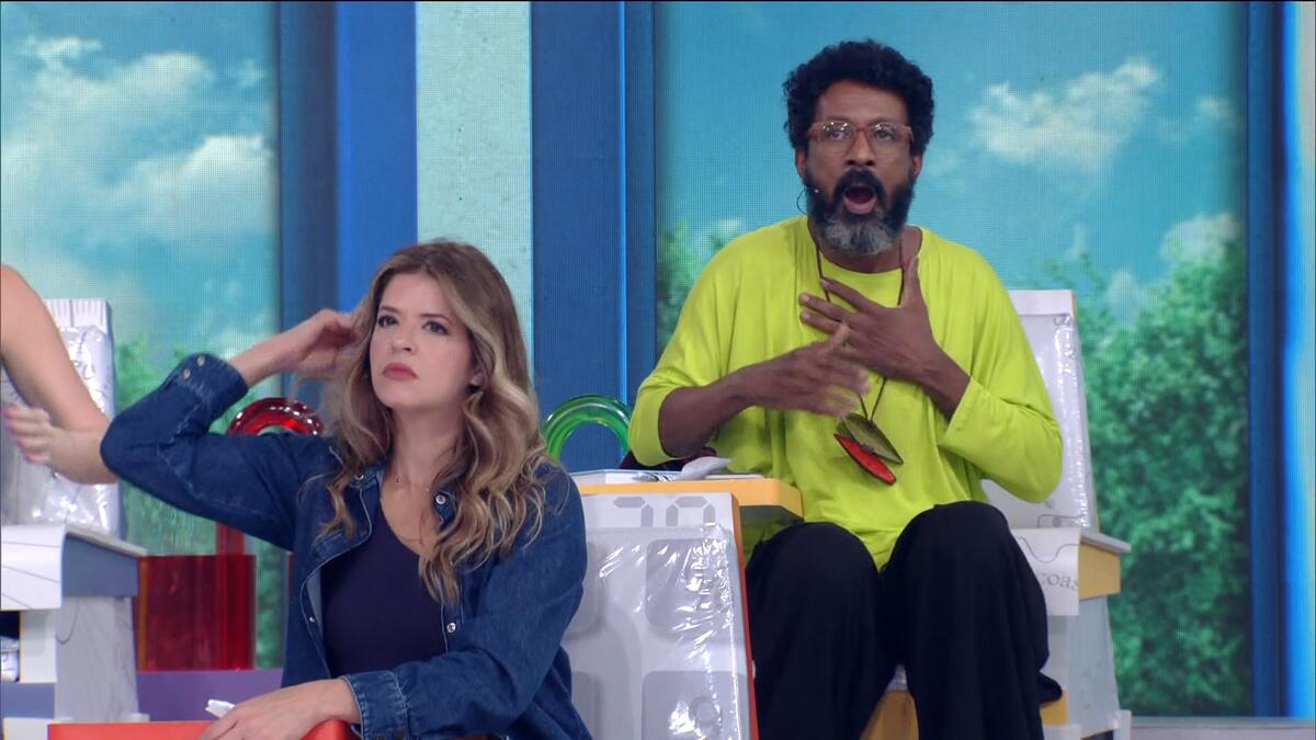 Mariana Santos com a mão na cabeça e Luis Miranda com semblante assustado na gravação do último dia do ABC do Mion no Caldeirão