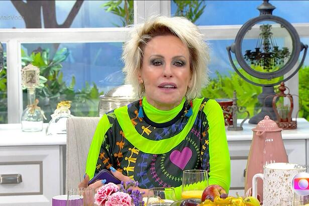 Ana Maria Braga sentada na mesa do Mais Você comentando a falsa notícias sobre sua saída da TV Globo