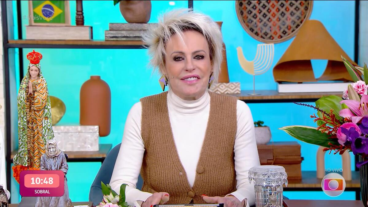 Ana Maria Braga sorrindo enquanto anuncia o pensamento do dia no Mais Você desta terça-feira (08)