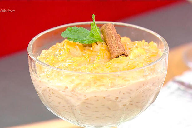 Arroz-doce caramelado da Ana Maria Braga dentro da taça do Mais Você, acompanhado de canela