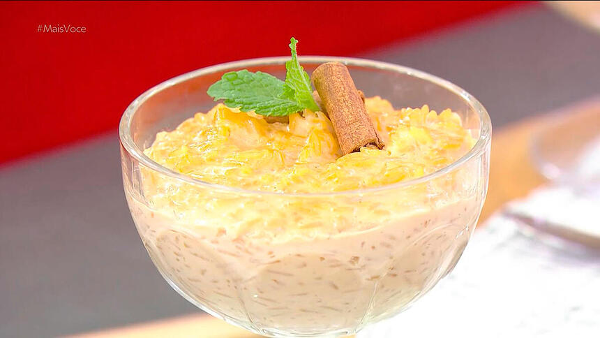 Arroz-doce caramelado da Ana Maria Braga dentro da taça do Mais Você, acompanhado de canela