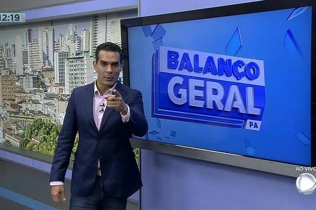 Marcus Pimenta apontando o dedo para a câmera no Balanço Geral PA de Belém