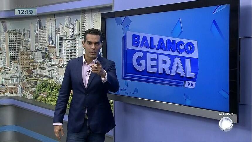 Marcus Pimenta apontando o dedo para a câmera no Balanço Geral PA de Belém