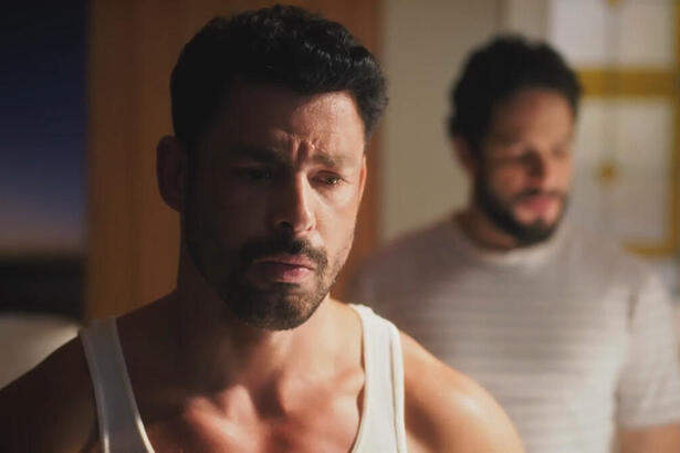 Cauã Reymond, como Caio, em trecho da novela Terra e Paixão