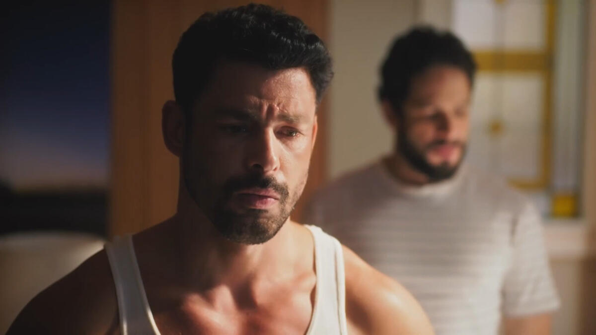 Cauã Reymond, como Caio, em trecho da novela Terra e Paixão