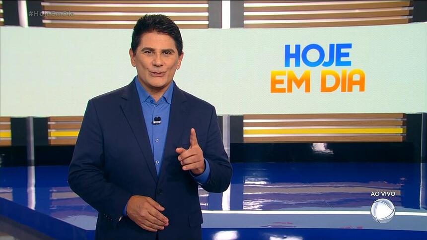 Cesar Filho levanta o dedo para cima em sinal de liderança na audiência enquanto apresenta o Hoje em Dia