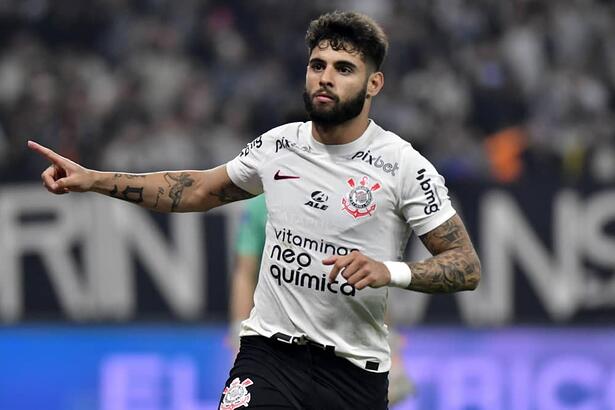 Yuri Alberto, de abraços abertos, comemorando gol com a camisa do Corinthians pela Sul-Americana