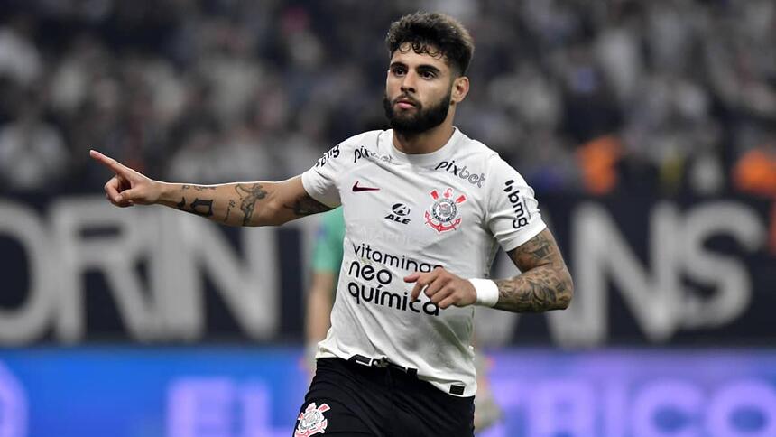 Yuri Alberto, de abraços abertos, comemorando gol com a camisa do Corinthians pela Sul-Americana