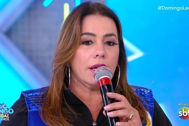 Débora Rodrigues chora ao falar do SBT no palco do Domingo Legal