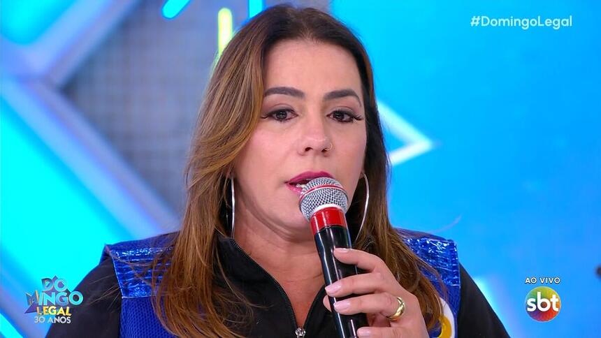 Débora Rodrigues chora ao falar do SBT no palco do Domingo Legal