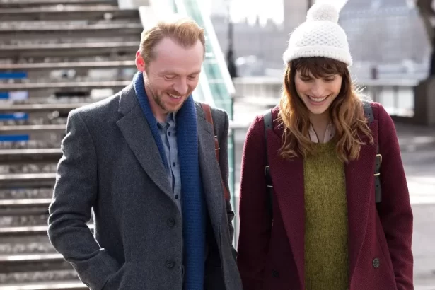 Simon Pegg e Lake Bell olham para o chão em cena do filme (Des) Encontro Perfeito