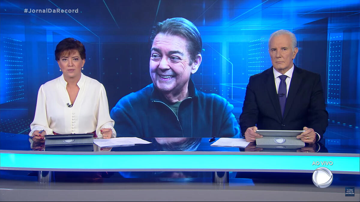 Rosto de Faustão no telão do Jornal da Record comandado por Christina Lemos e Celso Freitas