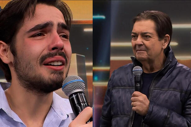 João Guilherme de camisa roxo bebê, segurando o microfone, chorando, durante apresentação do Faustão na Band