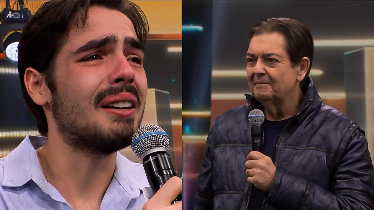 João Guilherme de camisa roxo bebê, segurando o microfone, chorando, durante apresentação do Faustão na Band