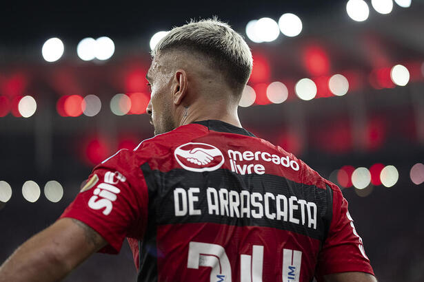 Arrascaeta com a camisa do Flamengo em jogo no Maracanã