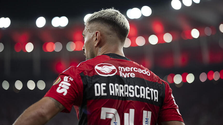 Arrascaeta com a camisa do Flamengo em jogo no Maracanã