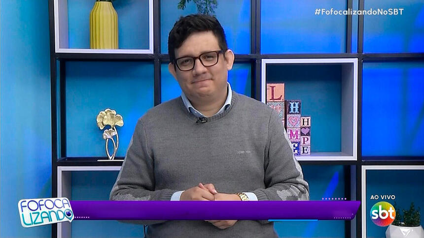 Erlan Bastos faz cara de triste ao entrar ao vivo no Fofocalizando desta quarta-feira, 02/08/2023