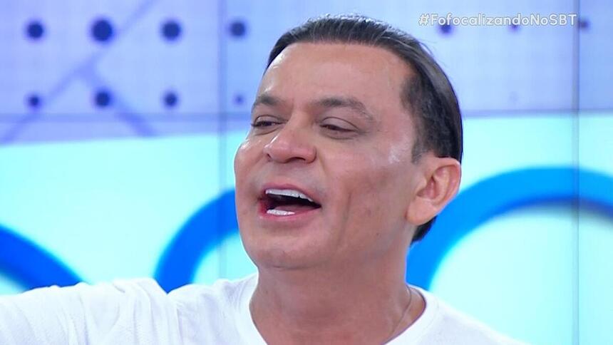 Frank Aguiar sorrir ao exibir novo corte de cabelo e mostra o rosto após harmonização facial