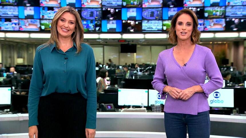 Cristina Vieira de blusa verde ao lado de Helen Martins, de blusa lilás, na redação da Globo em São Paulo anunciando os destaques do Globo Rural