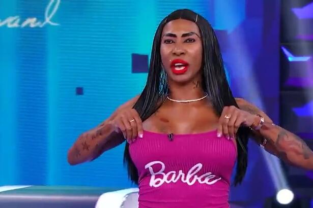 Inês Brasil segura a roupa durante chamada do Programa Silvio Santos