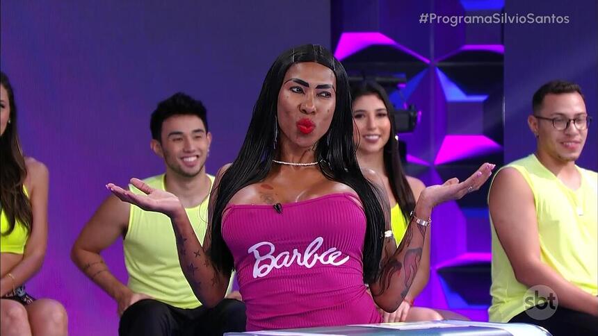 Inês Brasil faz beijinho e levanta as mãos após mostrar os seios no Programa Silvio Santos