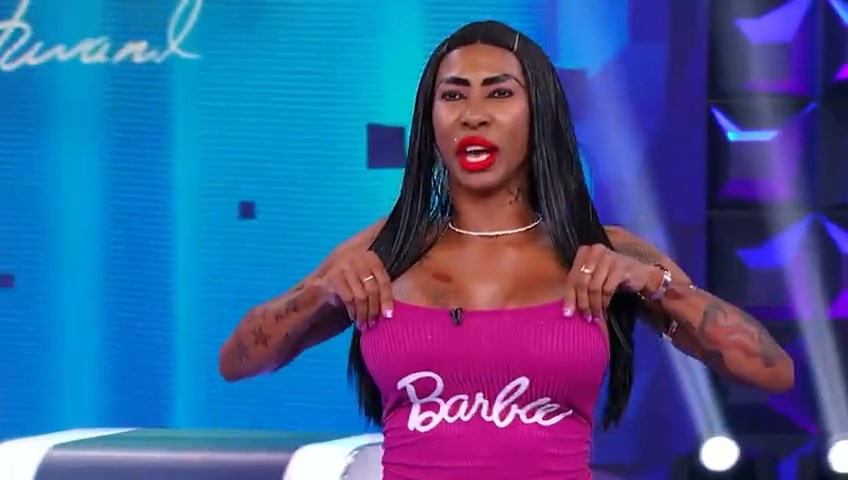 Inês Brasil segura a roupa durante chamada do Programa Silvio Santos