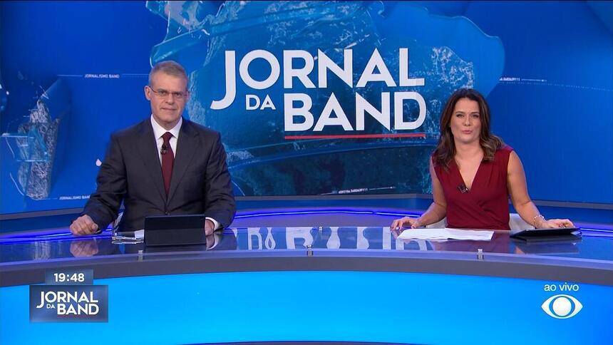 Eduardo Oinegue e Adriana Araújo na bancada do Jornal da Band deste dia 18 de agosto