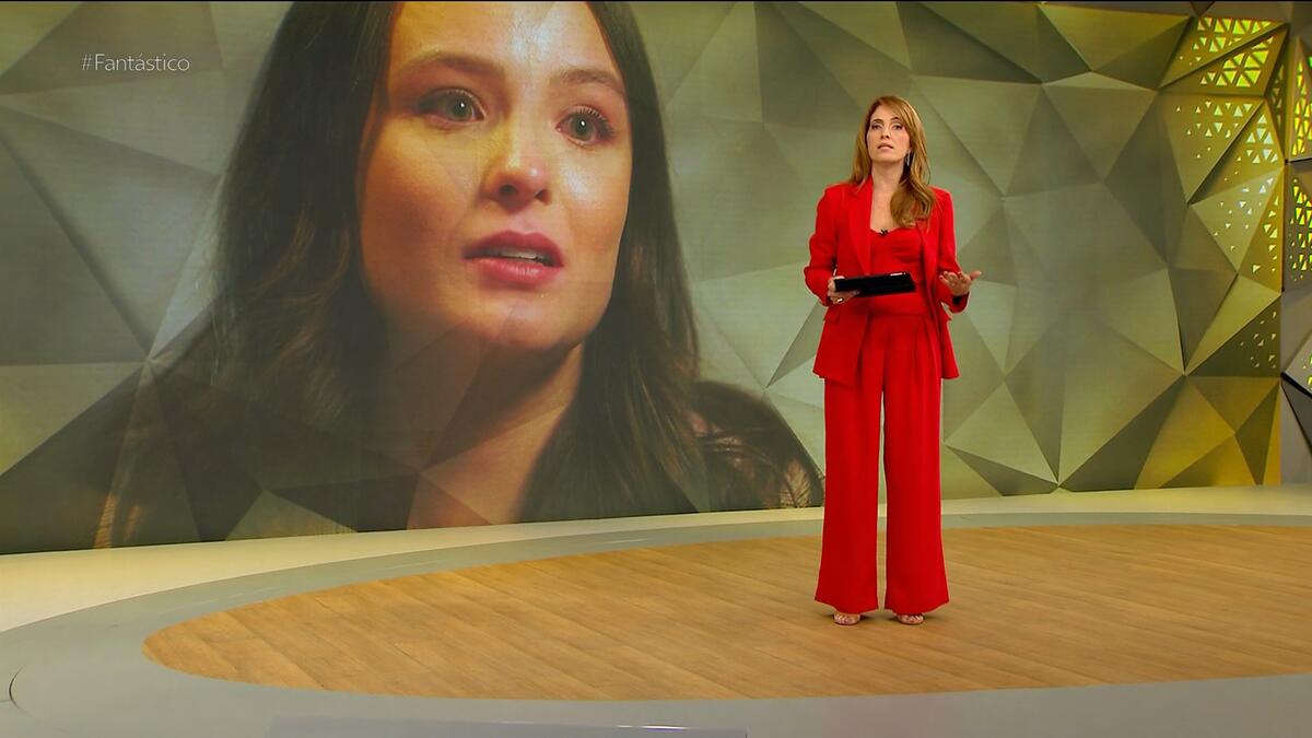 Larissa Manoela no telão do Fantástico, enquanto Poliana Abritta apresenta a reportagem