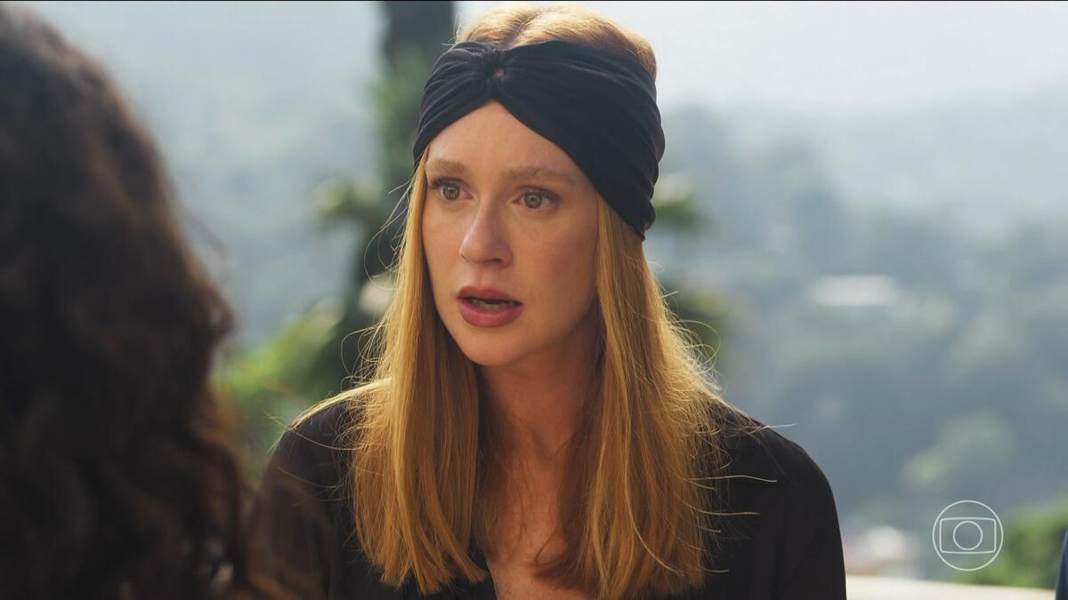 Preciosa (Marina Ruy Barbosa) com semblante espantado ao encontrar com Luna (Giovana Cordeiro) em cena da novela Fuzuê